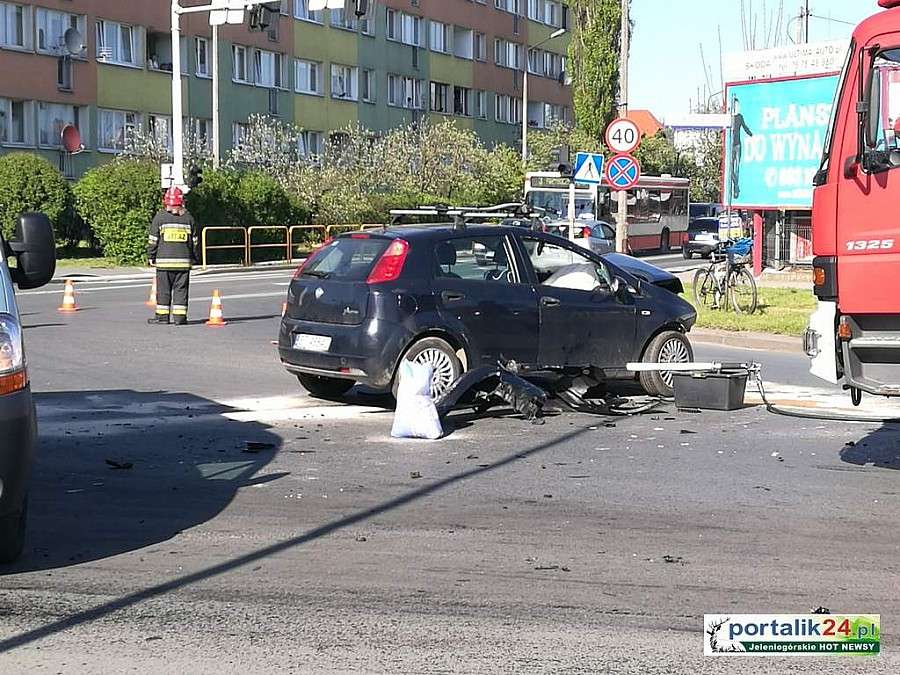 DWIE OSOBY W SZPITALU PO ZDERZENIU AUDI Z FIATEM