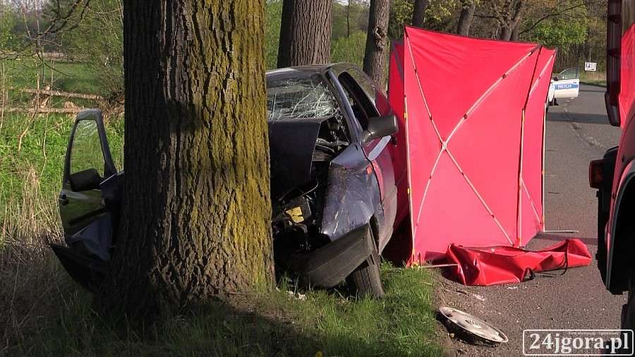 Tragedia w Podgórzynie. Kobieta zmarła po uderzeniu w drzewo