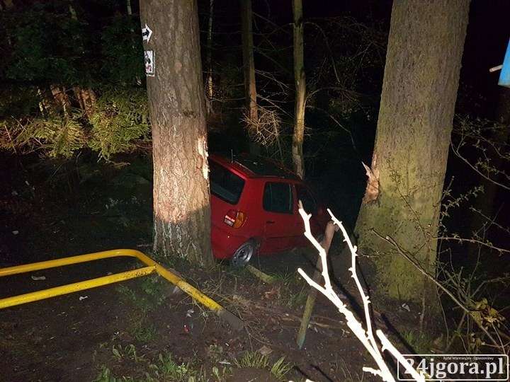 Volkswagen wypadł z drogi i rozbił sie na drzewie przy wodospadzie Szklarki