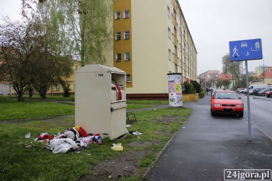 Przepełnione kontenery na odzież