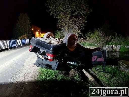 Dachował i omal nie wpadł do rzeki
