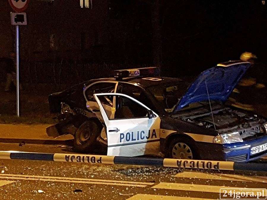 Uciekał przed policją. Staranował dwa radiowozy