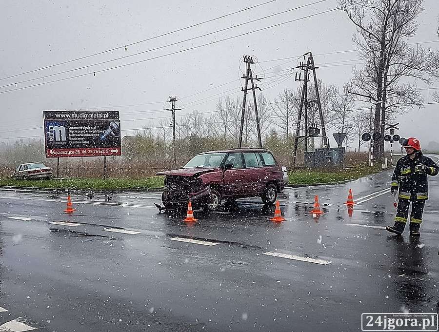 Zderzenie na skrzyżowaniu. Mężczyzna w szpitalu.