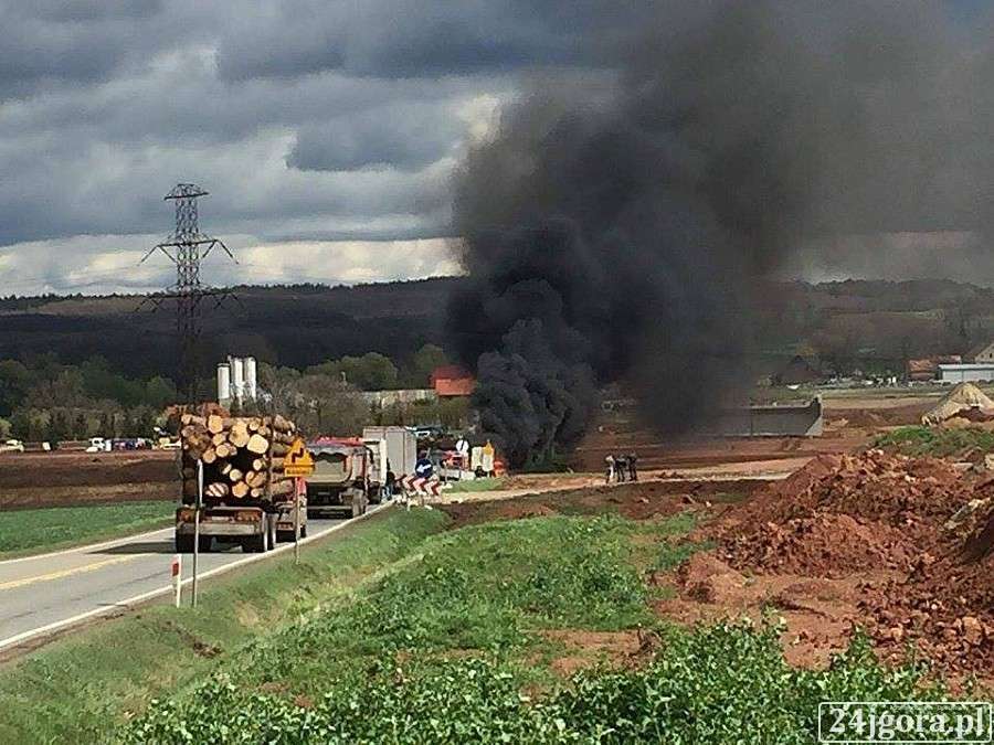 Pod Bolkowem doszczętnie spłonęła ciężarówka. Droga do Wrocławia zablokowana