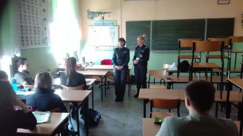 Jeleniogórscy policjanci w ZSTiL w Piechowicach.
