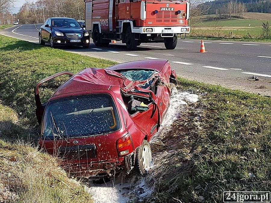 Pijany i bez uprawnień wypadł z drogi i dachował