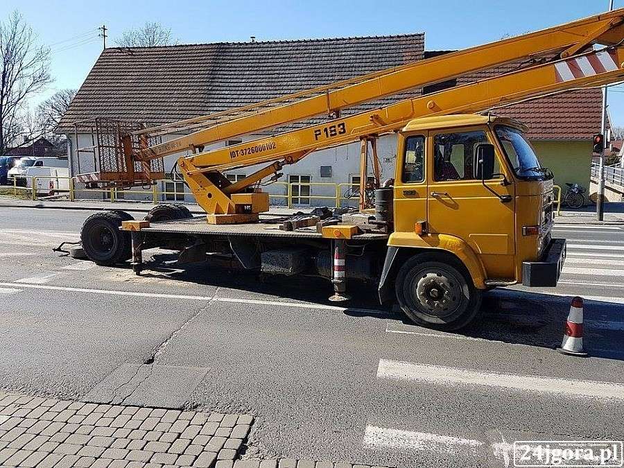Uszkodzona ciężarówka zablokowała ulicę