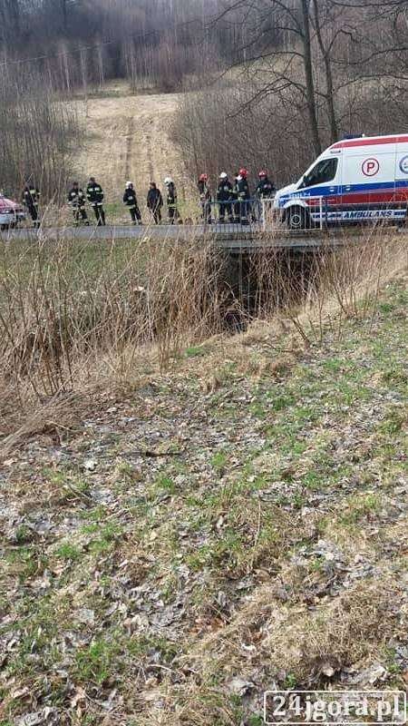 Czekał na pogotowie, przyjechali strażacy