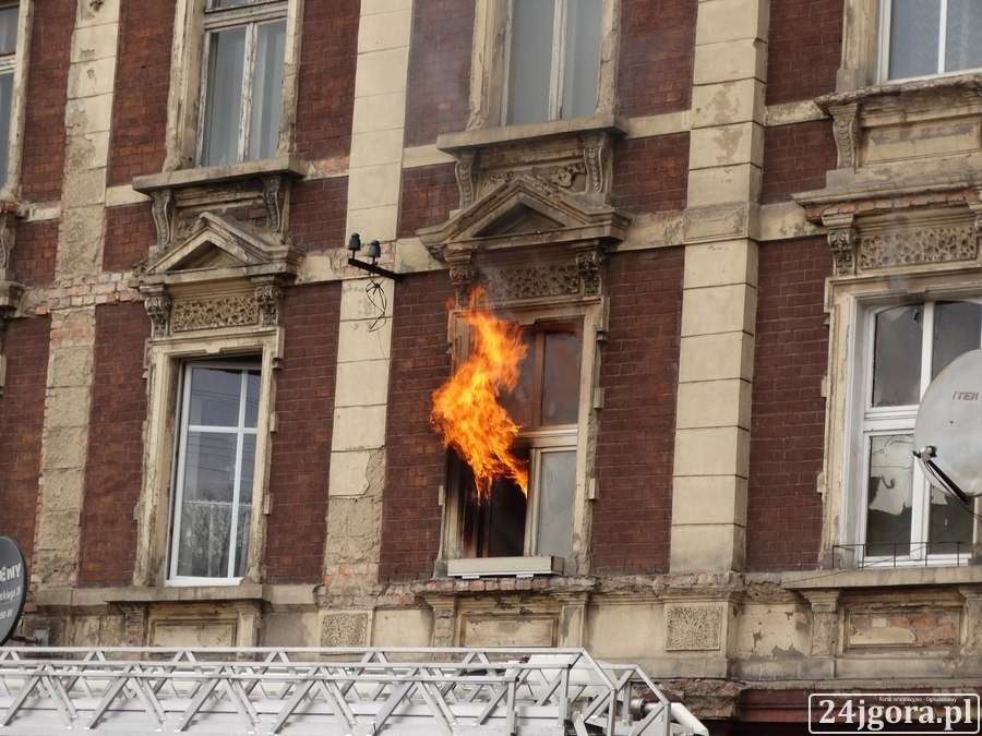 Uratowali mężczyznę z płonącego mieszkania 