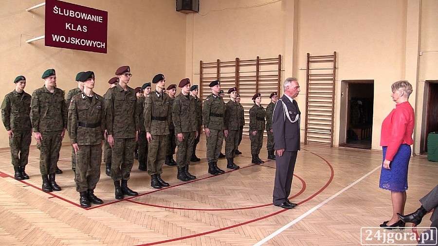 Piechowice : Uczniowie w mundurach złożyli ślubowanie