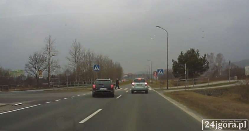 Jelenia Góra : Kierowca Renault wyprzedzał na pasach (video)