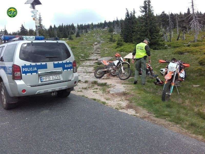 Kierujący crossami łamią przepisy. Widzisz - dzwoń na policję
