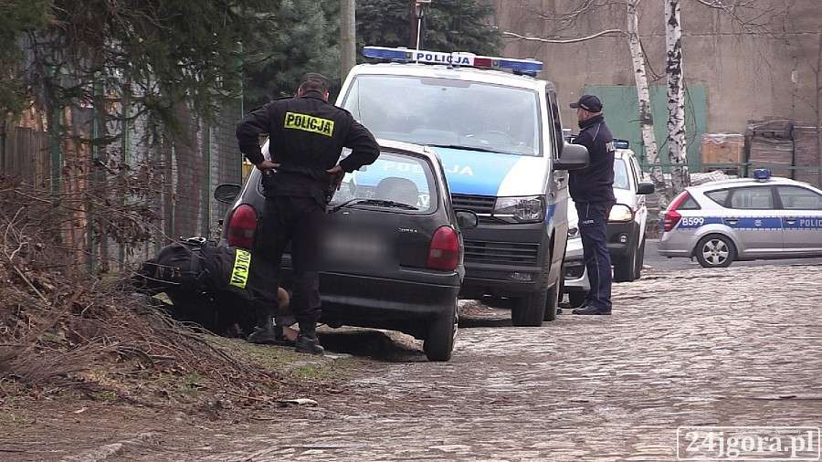 Jelenia Góra : Bomba pod samochodem osobowym?