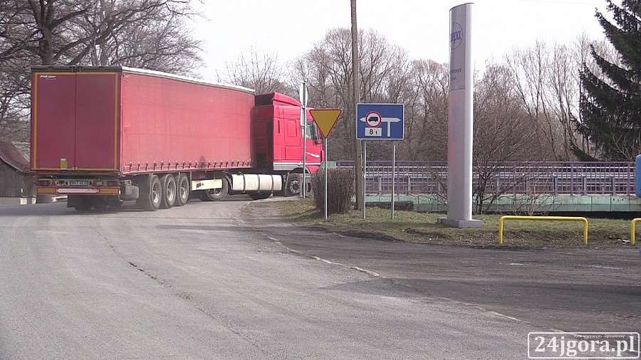 Mieszkańcy Pakoszowa mają dość TIR-ów