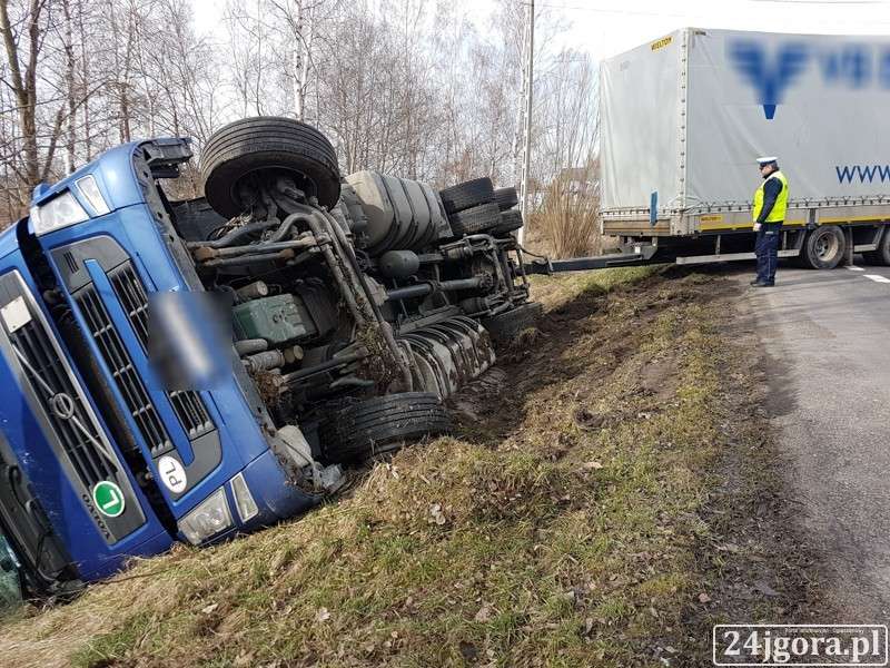 Na DK30 przewrócił się tir