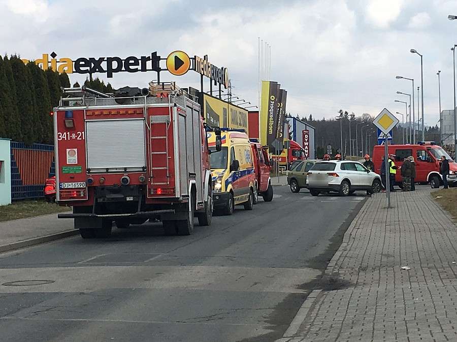 Zderzenie trzech pojazdów przy Galerii Sudeckiej