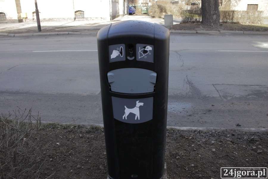Nowe pojemniki na psie odchody