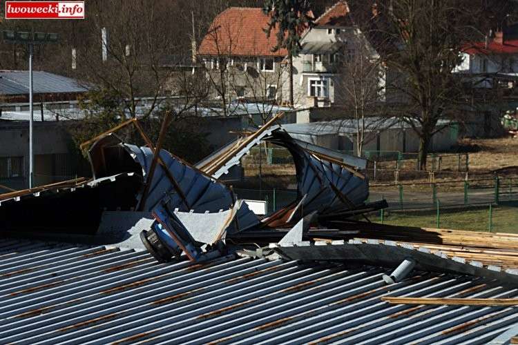 To było jak Armagedon.Zerwany dach budynku szkolnego.