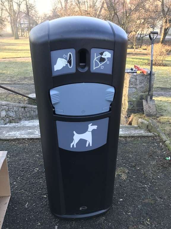 Nowe pojemniki na psie odchody