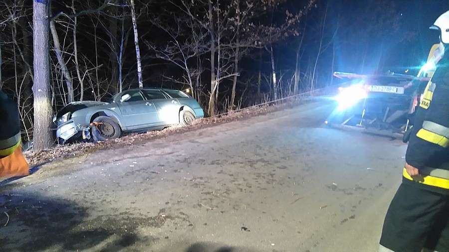 Pijany kierowca uderzył w drzewo