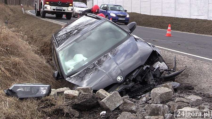 Zjechał z drogi i uderzył w betonowy przepust