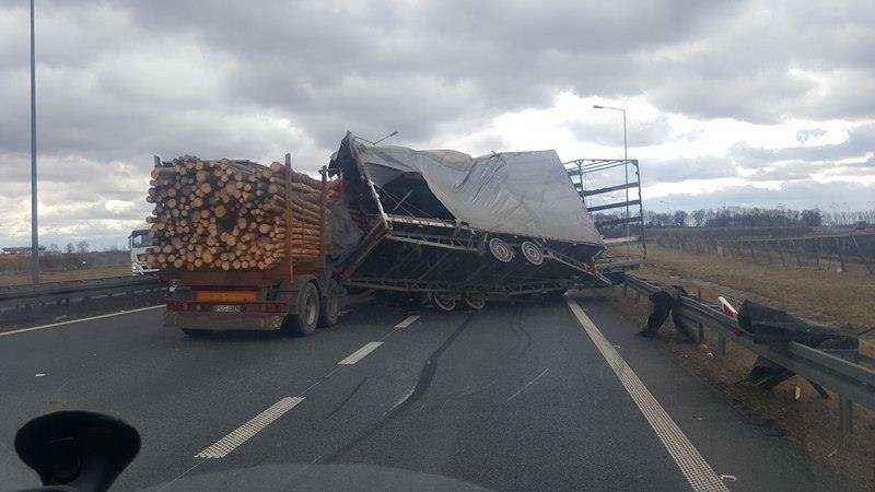 Wiatr szalał na autostradzie A4