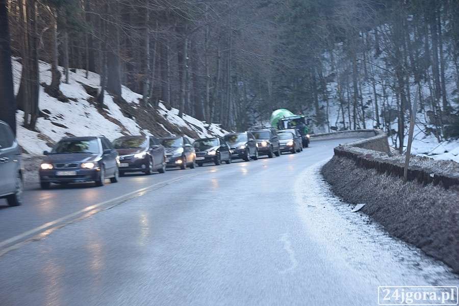 Plama oleju na drodze przed Szklarską Porębą