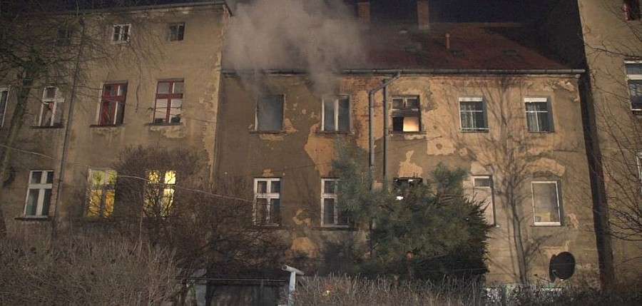 Pożar mieszkania w Kamiennej Górze. Strażacy odnaleźli zwęglone ciało