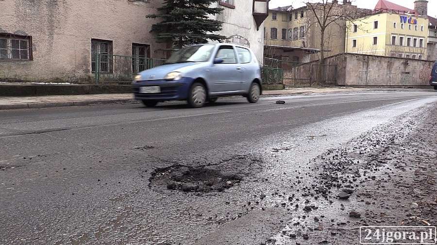 Jelenia Góra: Kierowcy narzekają na stan dróg. Kiedy ruszą remonty?