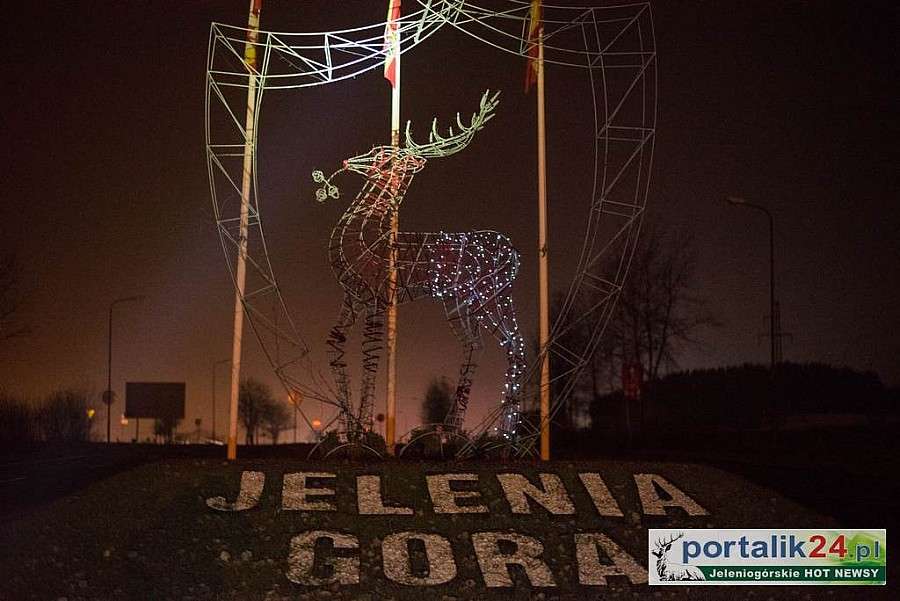 Ciemności i migający zad jelenia witają gości