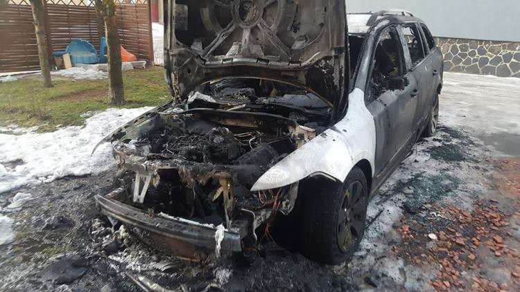 Poszukiwani bandyci, którzy podpalili auto
