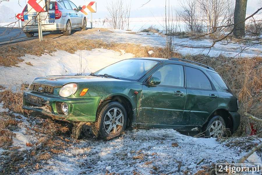 Sobieszów : Kompletnie pijany kierowca wjechał do rowu