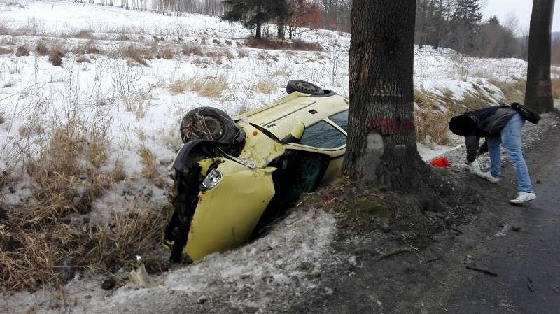 Auto w rowie między Kowarami a Kamienna Górą