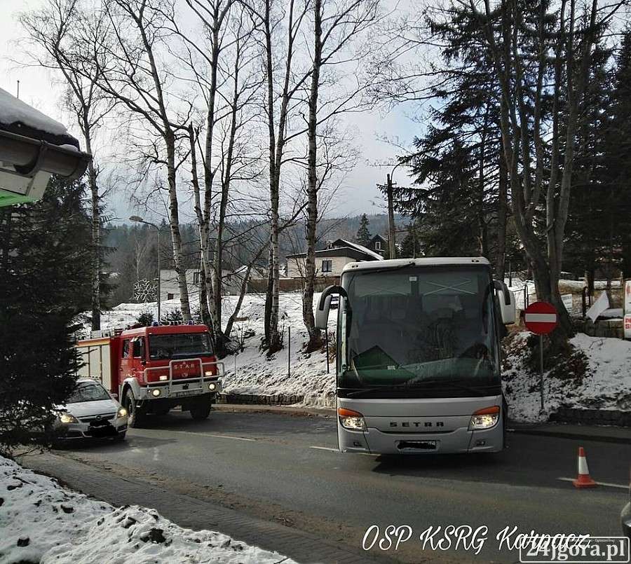 Autobus zablokował ulicę w Karpaczu