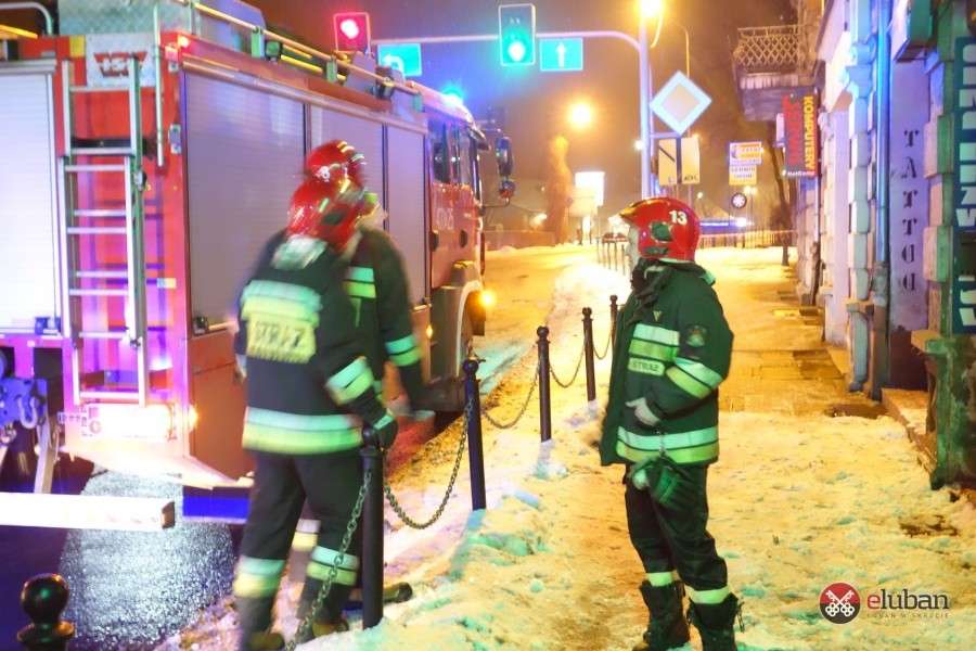 Spadający z dachu śnieg ranił mężczyznę