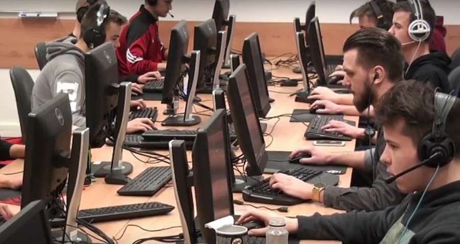 Studenci KPSW rywalizowali w turnieju Counter Strike