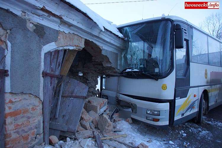 Autobus kursowy wbił się w remizę