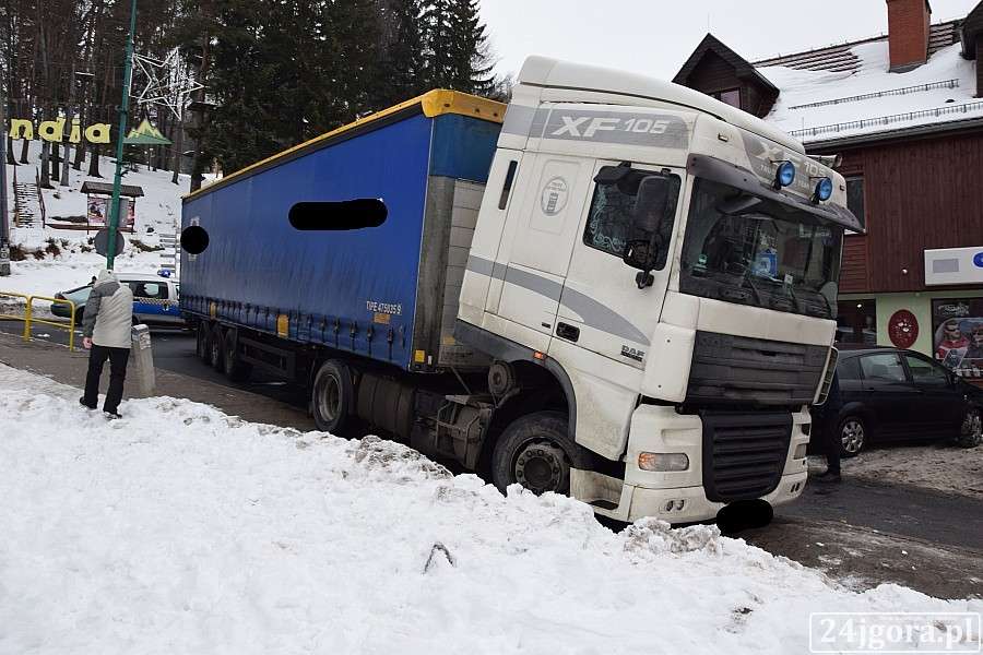 Szklarska Poręba: TiR zablokował drogę