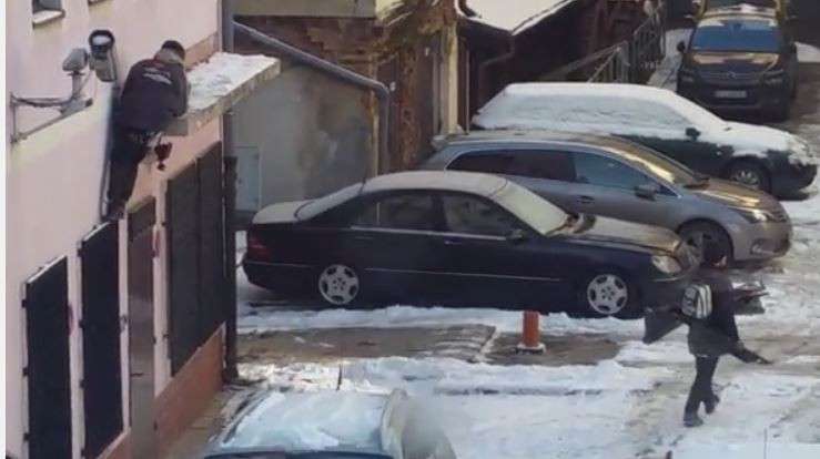 Kradli blachę w centrum miasta (zobacz video)