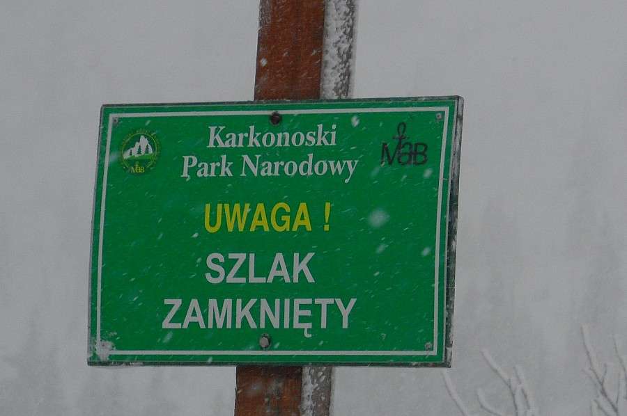 Zamknięta droga Jubileuszowa na Śnieżkę. Trudne warunki w górach!