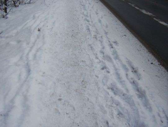 Kto odśnieża chodnik?