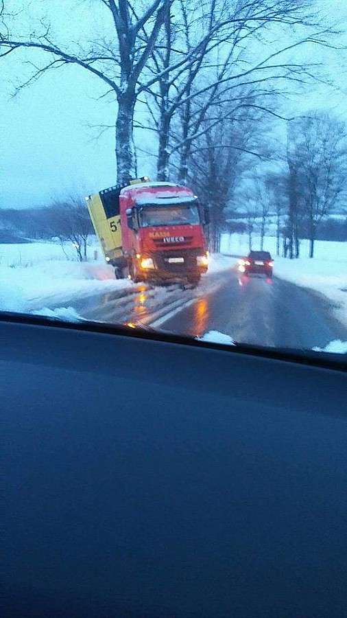 Uwaga - trudne warunki na drogach!
