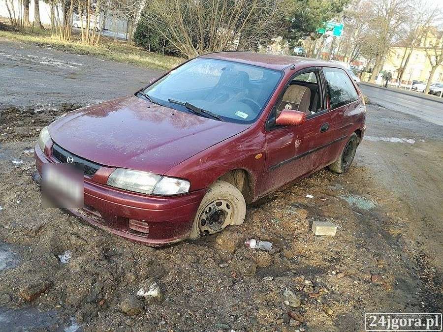 Porzucony samochód przy ul. Mostowej 