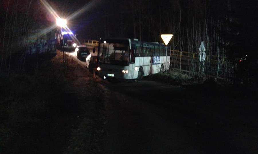 Autobus zablokował drogę do Szklarskiej Poręby