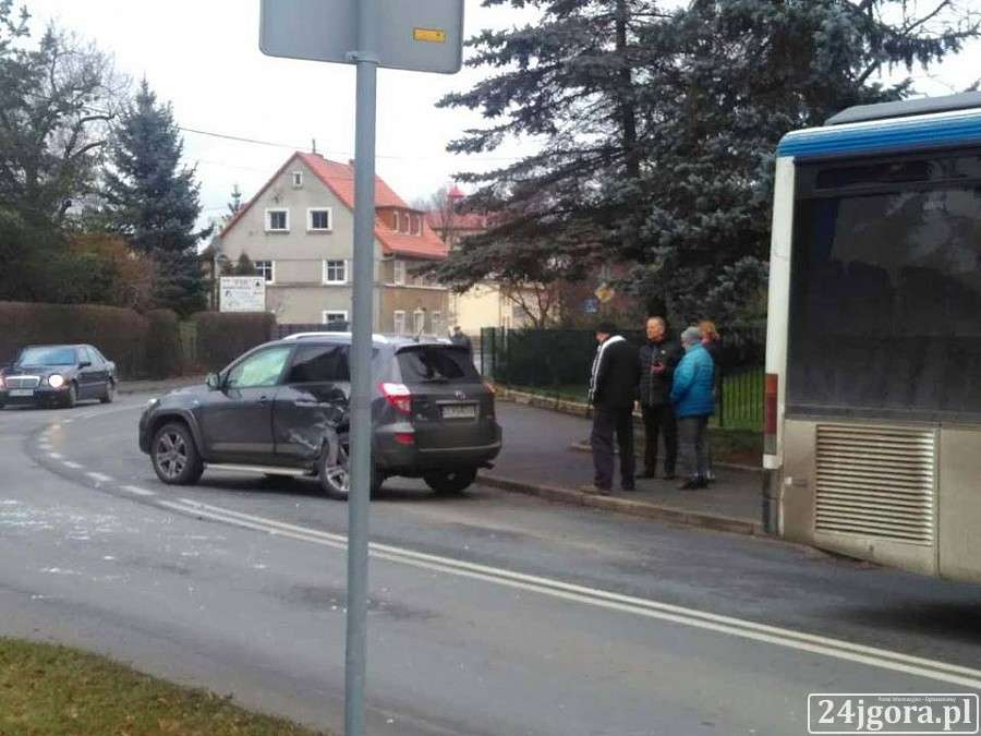 Zderzenie auta osobowego z autobusem w Cieplicach