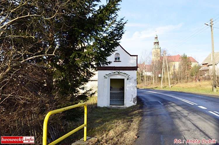 Złodzieje serca nie mają. Ukradli drzwi z kapliczki