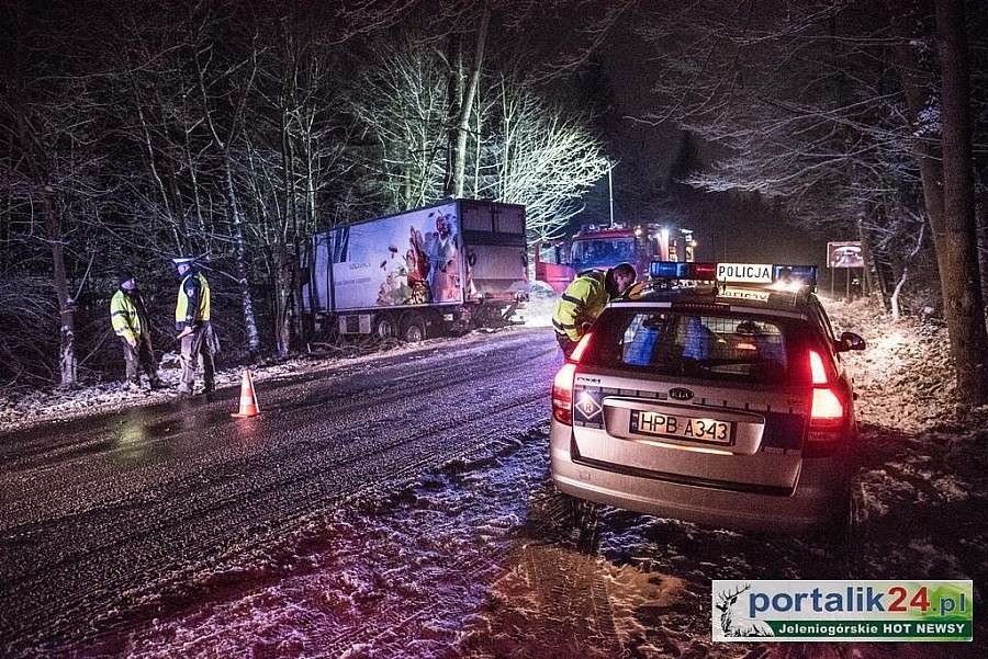 Ciężarówką do rowu. Zablokowana droga na Dziwiszów. 