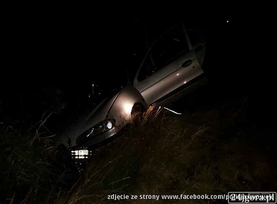 Auto w stawie - finał ucieczki przed Policją.