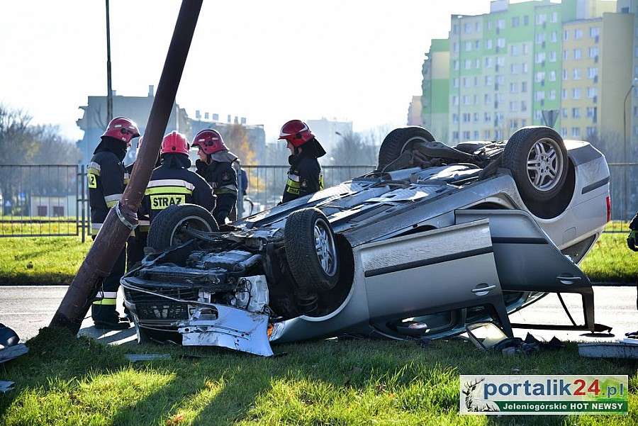 Kompletnie pijany 48-latek dachował na Al. Jana Pawła II