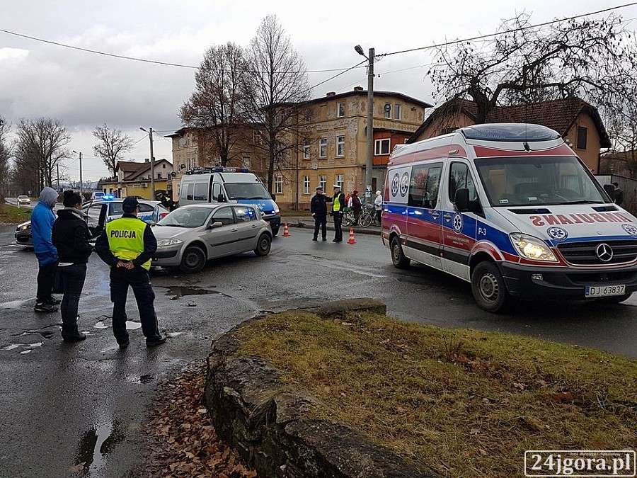 Kobieta wpadła pod samochód. Groźny wypadek w Mysłakowicach